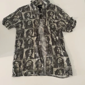 Skjorta - Skjorta i storlek S med coolt Bob Marley tryck! Köptes för ca 200kr på H&M, säljer då den är för liten för min kille. (Har tyvärr inget strykjärn hemma annars hade jag självklart strykt den😩) 