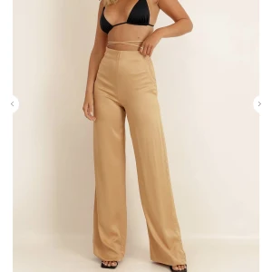 Silkes byxor - Säljer byxorna som är på modellen men mina är svarta. Storleken är samma som modellen.