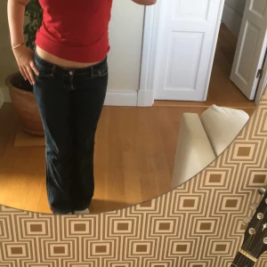 Lågmidjade jeans - Jättesnygga lågmidjade jeans finns inte och köpa längre, skriv för flera bilder eller andra frågor!💘💘