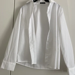 Vit skjorta  - Vit skjorta från SHEIN, aldrig använd. Ny pris 139kr säljer för 80kr 
