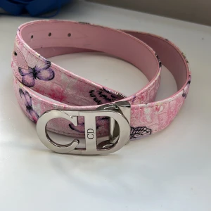 Dior bälte - Diorbälte från tidigt 2000-tal, går att justera till mindre då man kan klippa av skärpet och flytta spännet. Ca 94 cm långt