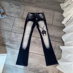 säljer dessa skitsnygga jeans då de tyvär är för små för mej:/ de är i storlek xxs. Kontakta mej för fler frågor💗