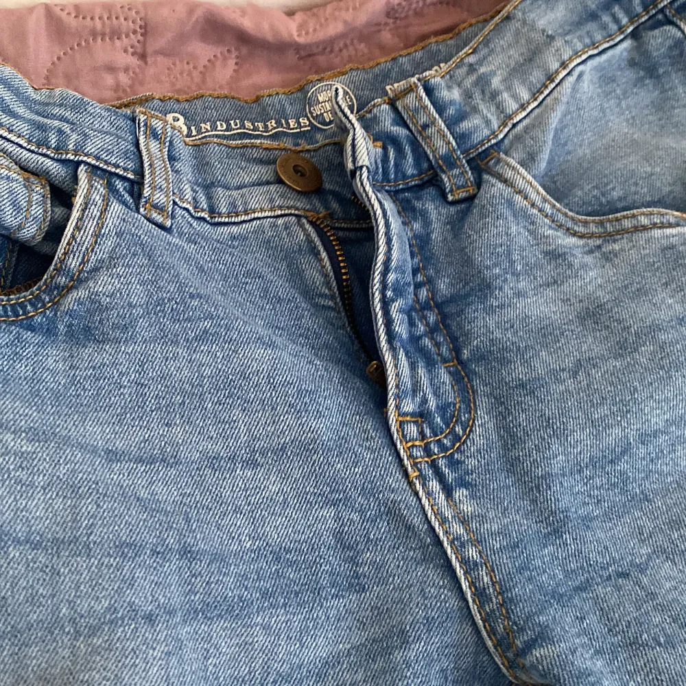 Blåa jeans, i väldigt gott skick. Low waist. Kostar 200 kr+ frakt kan diskuteras. Jeans & Byxor.