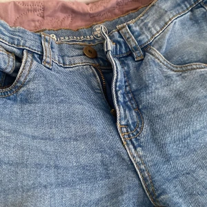Blåa jeans - Blåa jeans, i väldigt gott skick. Low waist. Kostar 200 kr+ frakt kan diskuteras