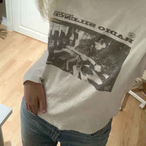 Brandy Melville tröja - Säljer min jättefina ”Hailie Radio Silence top” från Brandy Melville. Köpte tröjan för 252kr(€22) och säljer den för 150kr plus frakt. Skriv vid intresse, frågar eller för fler bilder🤍🤍