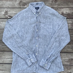 Grå linneskjorta - Svin snygg linneskjorta i snygg grå   Fint skick och har en snygg passform