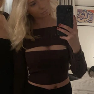 Brun topp  - Jätte snygg brun topp med öppning från Le Ger. Storlek 38💗