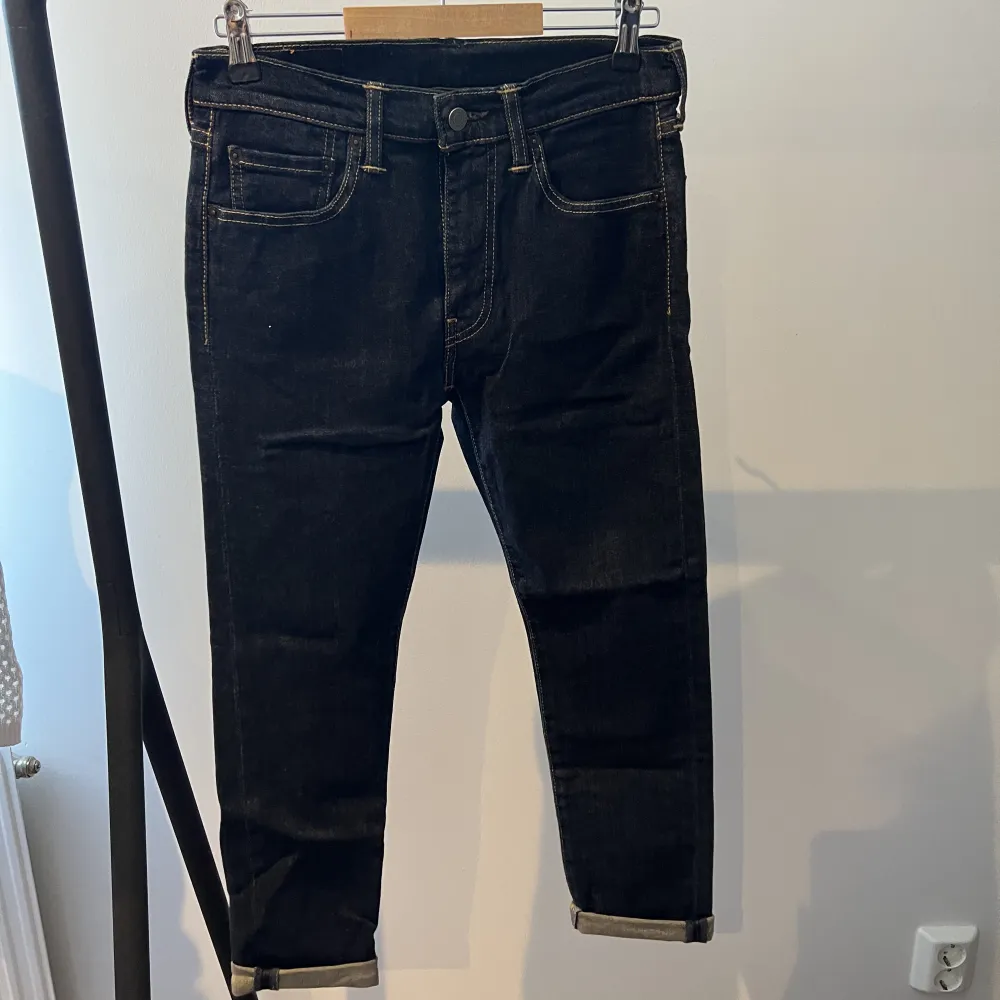 Mörkblå denimjeans ifrån Levis  Använd i nyskick Nypris 699kr Skick 9/10. Jeans & Byxor.