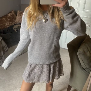 Kjol - Silvrig kjol, elastisk i midjan så passar de flesta midjelängderna ⭐️⭐️har fler bilder