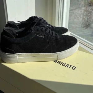 Axel Arigato Skor - Perfekta skor året runt i ett väldigt fint skick, använd 5 gånger, säljer för att jag köpt ett par andra svarta skor, men rekommenderar dessa starkt, stl 44.
