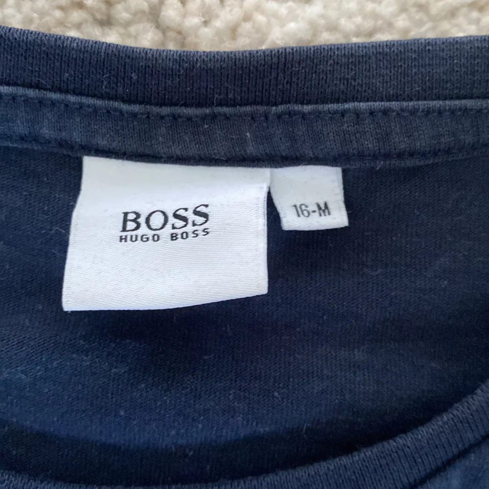 Säljer nu min sparsamt använda Hugo boss tröja. Storlek 16M du står för frakten. Vid frågor skriv bara. . T-shirts.