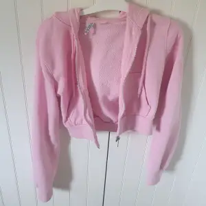 En rosa kort hoodie med luva, jag säljer denna för att det inte kommer till användning, kontakta vid intresse, tryck inte på köp nu, köpare står för frakt❤️