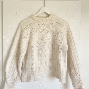 Beige stickad  - En jätte fin beige/vit stickad tröja köpt för ett år sen på mango!💕