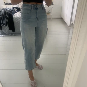 Jeans i ljus tvätt - Väldigt mjuka och bekväma byxor. Använda endast en gång. 