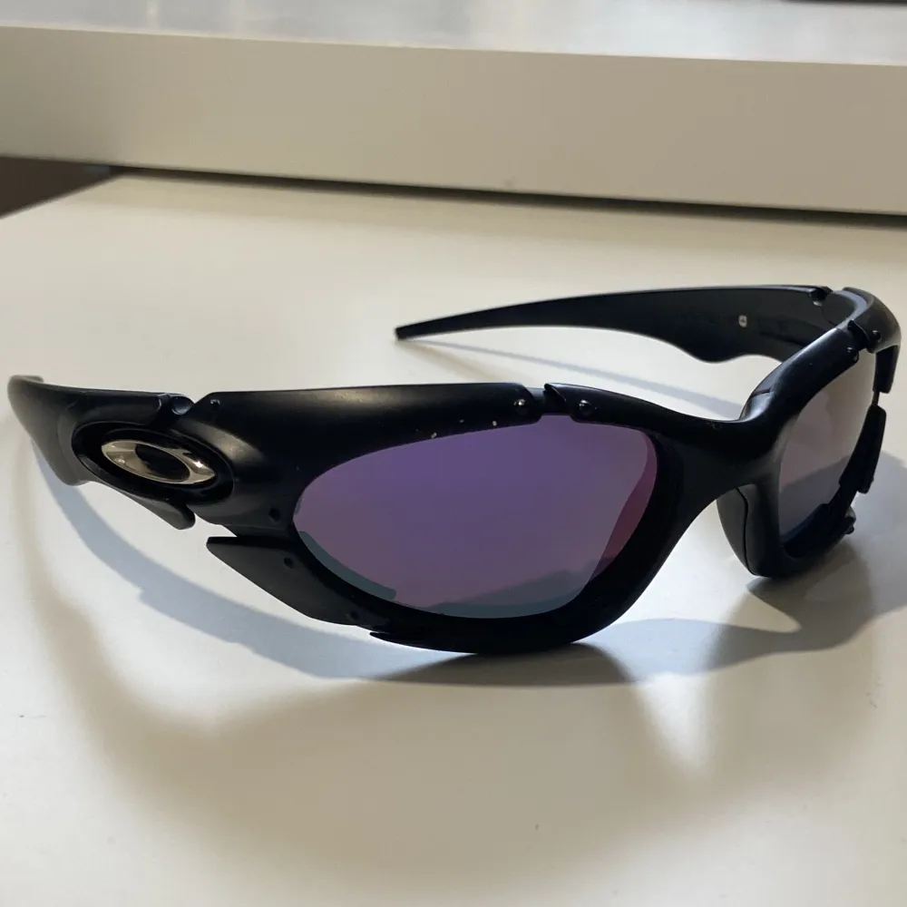 Helt nya solglasögon från Halucyon.com Limited edition (Säljs inte längre) Köpta för 998kr Kan mötas upp i gbg om du vill slippa frakt!. Accessoarer.