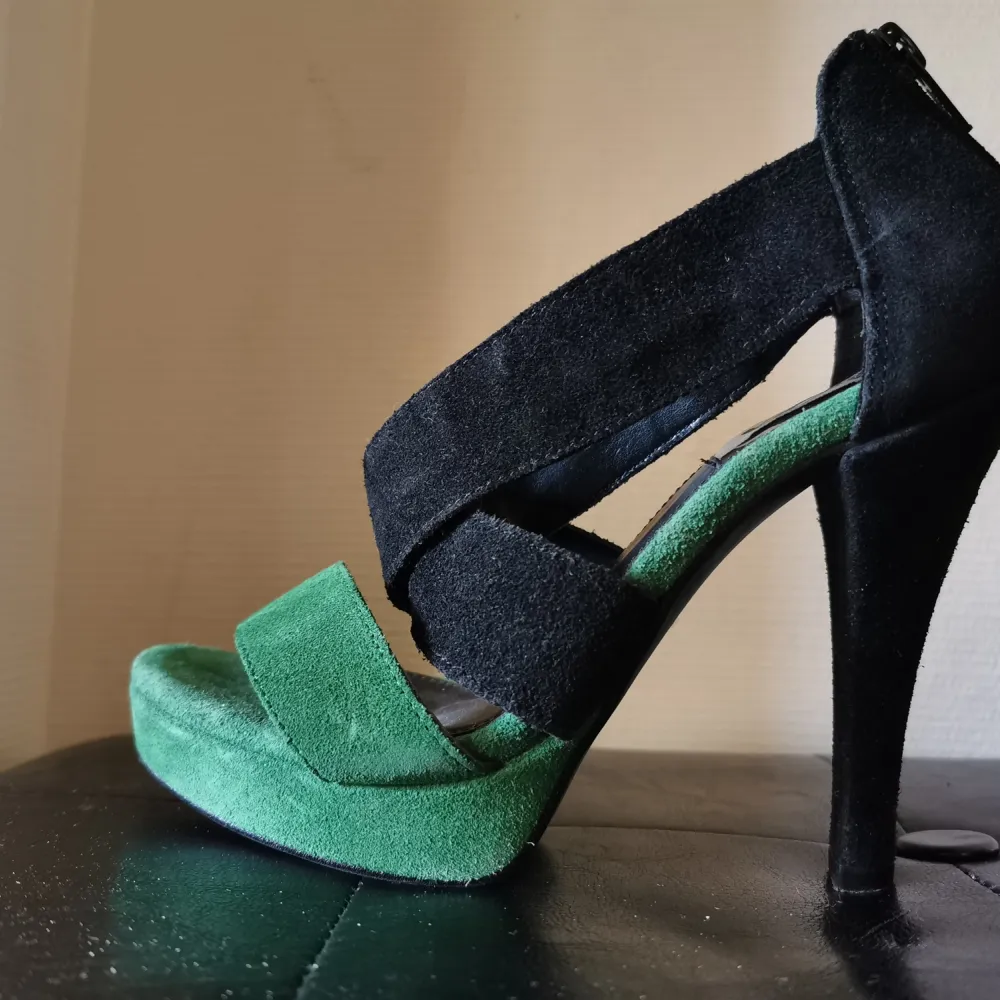 Stradivarius klackskor, svarta/gröna. Storlek 36. Passar smal fot. . Kengät.