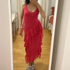 Klänning zara - Superfin klänning från zara som inte har kommit till användning pga vädret 🙃 jätte fin och prislappen kvar! Slutsåld på hemsidan! Köpt för 559kr