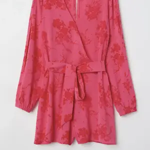 Säljer en rosa jumpsuit i väldigt fint skick, använd ett par enstaka gånger!🩷Jumpsuiten har en knapp i ryggen och en dragkedja på sidan, som syns tydligare på sista bilden☺️Den är ifrån H&M i storlek 32, dock passar den mig som vanligtvis bär 34! 