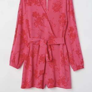 Jumpsuit - Säljer en rosa jumpsuit i väldigt fint skick, använd ett par enstaka gånger!🩷Jumpsuiten har en knapp i ryggen och en dragkedja på sidan, som syns tydligare på sista bilden☺️Den är ifrån H&M i storlek 32, dock passar den mig som vanligtvis bär 34! 