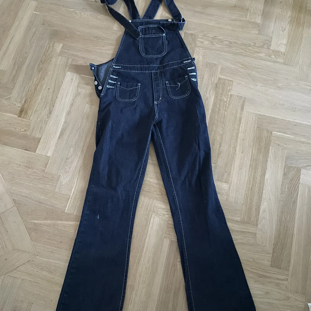 Mörkblå hängselbyxor från northon . Jeans & Byxor.