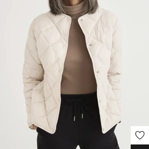 Jacka - Jacka köpt på Zalando i våras för 799kr, säljer för 400kr! Fint skick, inga defekter. Skriv för fler bilder 💕