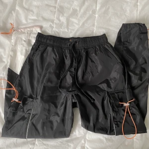 Parachute pants  - Fina parachute pants som enbart har använts ett fåtal gånger. Pris kan diskuteras vid snabb affär 😊❤️
