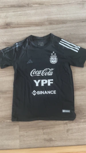 Fotbollströja - Argentina tröja, nyskick, säljs pga av att den är för stor💙