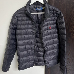 Polo Ralph Laurent Dunjacka  - Earth Down Jacket, Black Strl S Sparsamt använd, mycket gott skick (10/10)  Säljs pga inte passar mig längre.  Inköpt januari 2023, kvitto finns. Nypris 3199