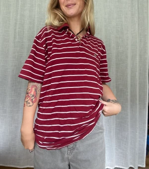 Lacoste - Fin Lacoste polo! Vintage skick. Märkt xl men passar s-m  Jag är vanligtvis en S i storlek och är 164cm lång. Skriv gärna vid fundering 💌glöm ej mina andra annonser 