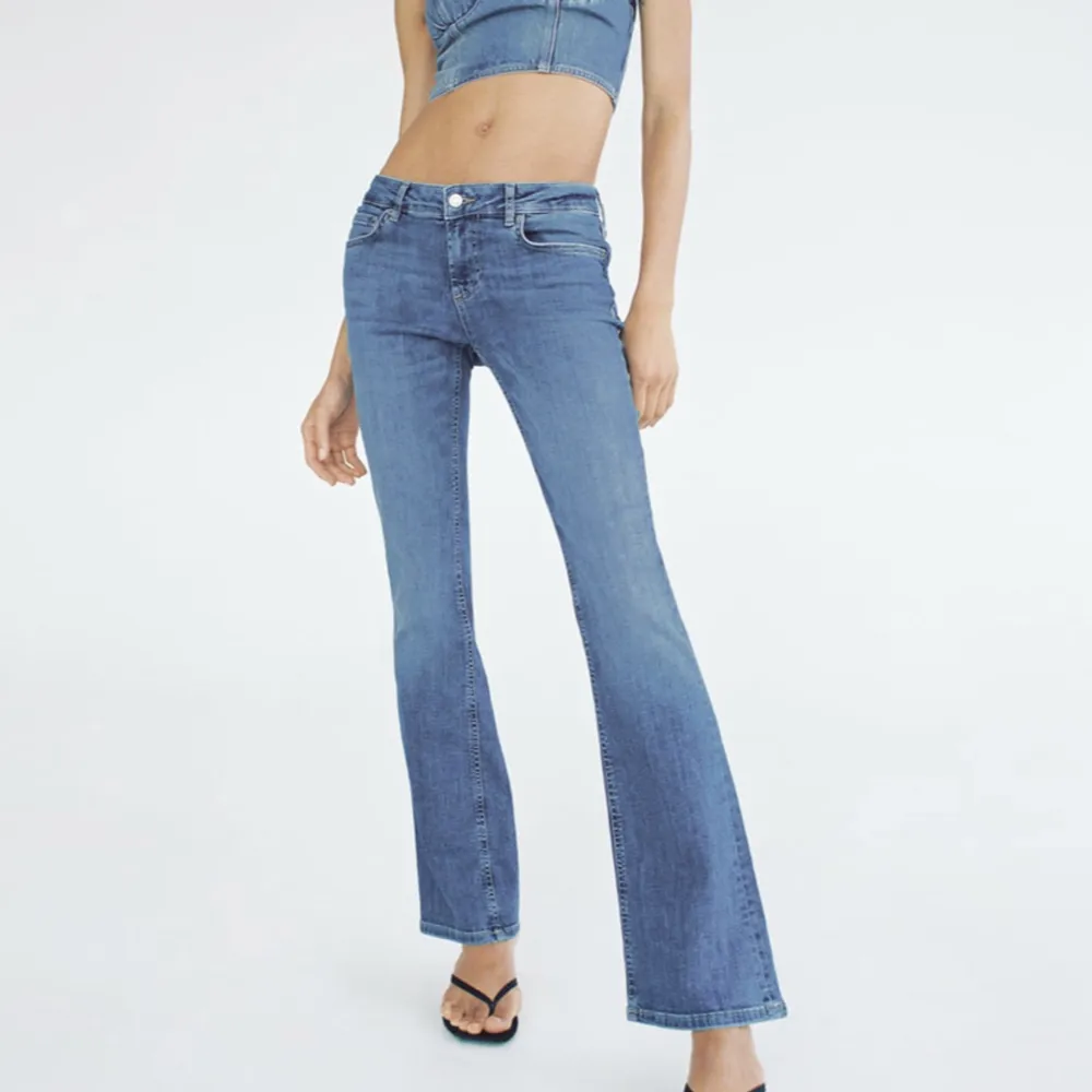Aldrig använda jeans med lappen kvar. De är även slut i lager i butik. . Jeans & Byxor.