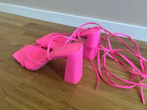 Rosa bekväma klackar med snören strl 40 - Aldrig använda!!! Verkligen sprillans nya. Storlek 40