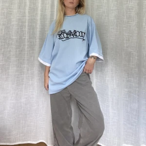 Unik tröja  - Unik oversize vintage tröja  Jag är vanligtvis en storlek s och 164cm lång. Glöm ej mina andra annonser 💌