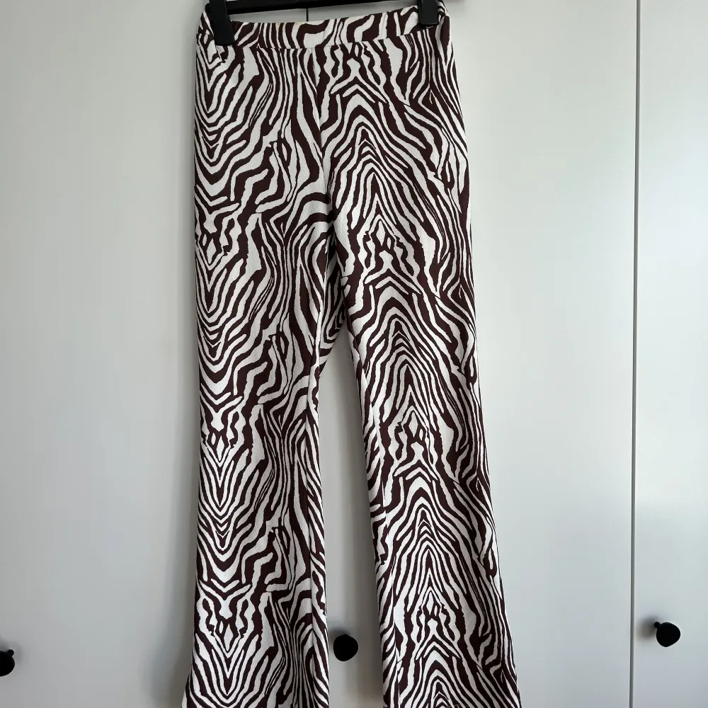 Perfect party pants. Stretchy zebra pattern in white and maroon (Taylor’s version). . Jeans & Byxor.