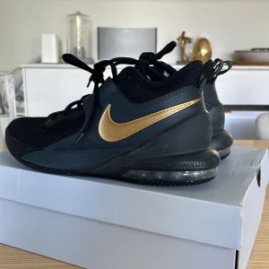 Nike air Max skor - Svarta Nike airmax skor  Skick 7,5/10  Bekväma  Ny pris ca 1450kr
