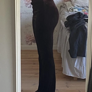 bruna ”mjuka” yogapants - mörkbruna mjuka ”yogapants”!! sitter jätte bra och sköna men är tyvärr lite för långa på mig som är 1,67 typ och därför säljer jag dom ❤️