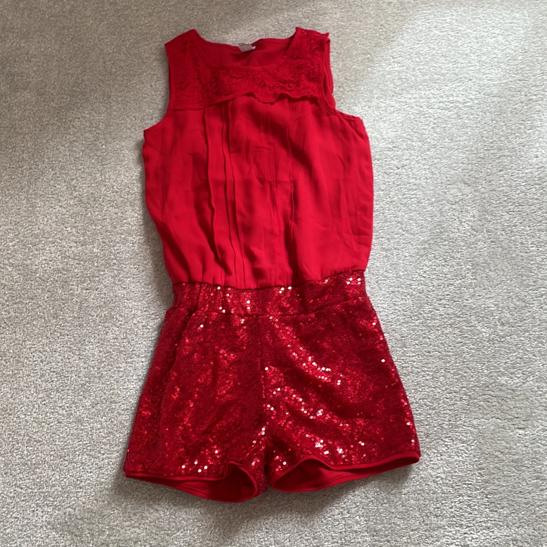 röd jumpsuit som inte oassar längre bara önvönd 2 gånger❤️❤️