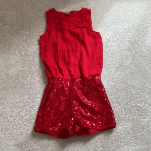 röd jumpsuit som inte oassar längre bara önvönd 2 gånger❤️❤️ - Röd jumpsuit med paljetter❤️