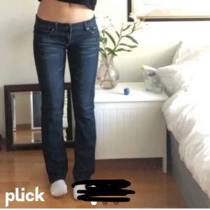 Jättefina lågmidjade jeans köpta här på Plick, säljer då de inte kommer till användning,lånade bilder