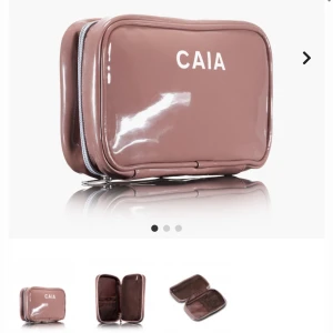 Caia necessär - Necessär från Caia. Rymmer både ditt smink och sminkborstar! Nypris 285kr Säljes pga rensning🛍️💅🏻💘