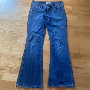 Säljer dessa blå Levi’s jeansen i modellen booty Flare. Köpta på Vinted men aldrig använda. De är i väldigt bra skick. 