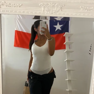 Vit body med fina glitter detaljer 🤍✨ - Snygg vit body med glitter detaljer från Newyorker, otroligt snygg  och är i ett skönt material!!  Köpt för 2 år sen och aldrig användt<3 