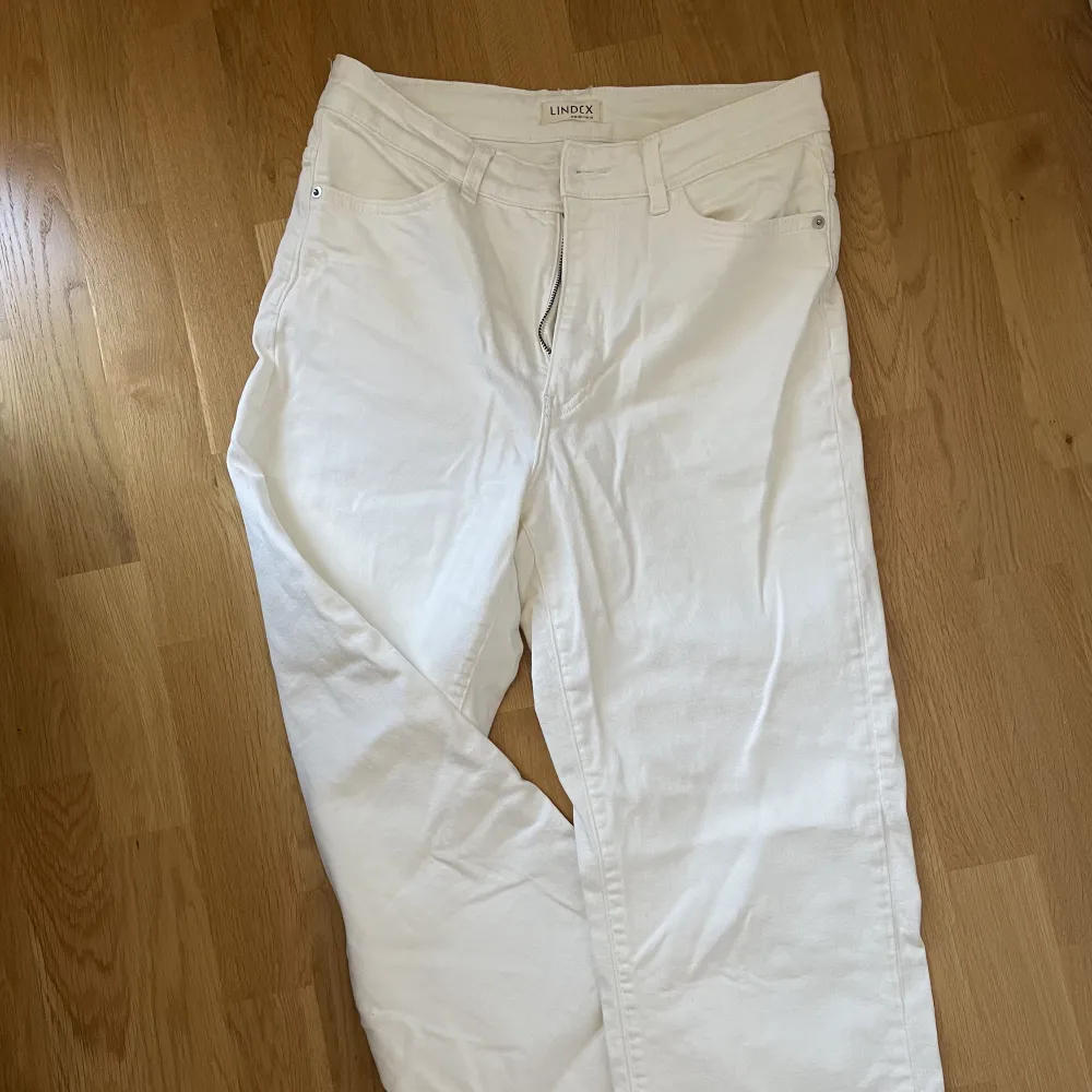 Vita jeans från Lindex i mycket fint skick! Så snyggt att ljusa upp garderoben med ✨. Jeans & Byxor.