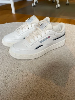 Reebok Club c 85 vegan EU 38.5 - Helt nya aldrig använda, säljer pga de var för små(: Färg : chalk/digital blue/essential blue. Nypris ~ 1000kr.   Skriv privat om du har några funderingar eller vill ha fler bilder😊 Pris är alltid förhandlingsbart!