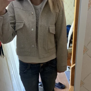 Beige jacka - Säljer denna jättesnygga beiga jackan från zara, jättebra skick❤️