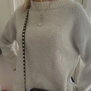 Stickad tröja  - Så gosig tröja från zara. Passar perfekt till sena sommarkvällar och nu till hösten!!😍