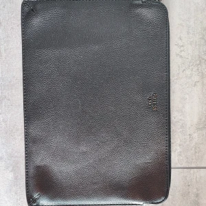 Guess datorfodral  - Passar 13tum. I läder.