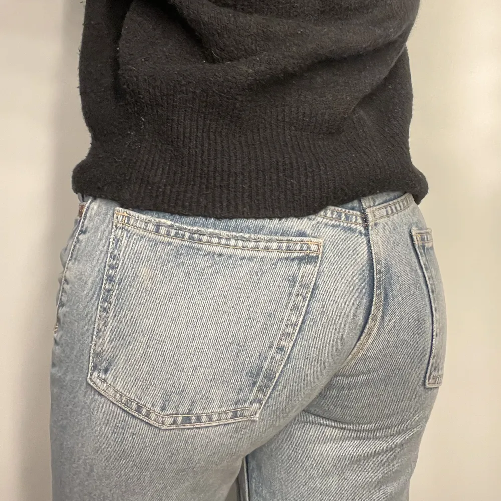 Populära jeans från zara. Säljer för de inte kommer till användning. Ass snygga storlek 36. . Jeans & Byxor.