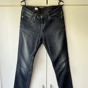 Mörkgrå jeans från Tommy Hilfiger! Skulle säga att de är straight/slim❤️ storlek 28/32, 200kr! Köparen står för frakt📬