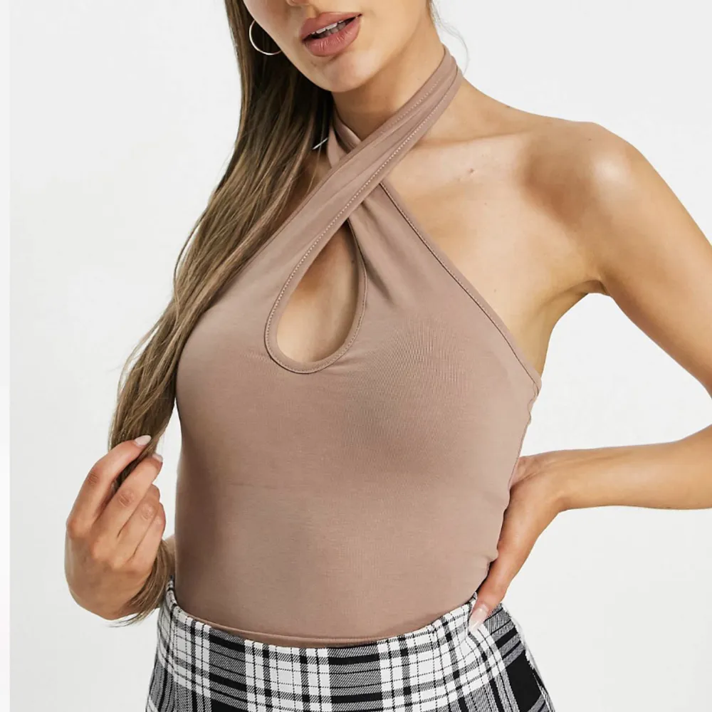 Brunbeige topp, använd en gång. Crop top, halterneck, omlott  . Toppar.