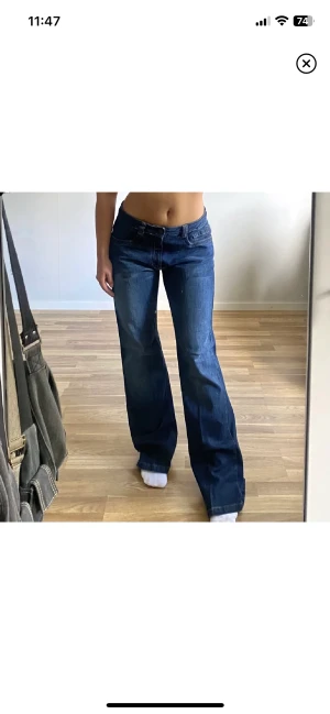 Mörkblåa lågmidjade jeans - ✨BILDER LÅNADE FRÅN FÖRRA ÄGAREN✨ Köpte dessa snygga jeans på Plick🔥🔥🔥säljer vidare då dem va för stora. Jeansen är i jätte bra skick 💞💞💞Midja: ca 83 cm runt  Innerbenslängd: ca 87 cm Använd gärna köp nu🩷 